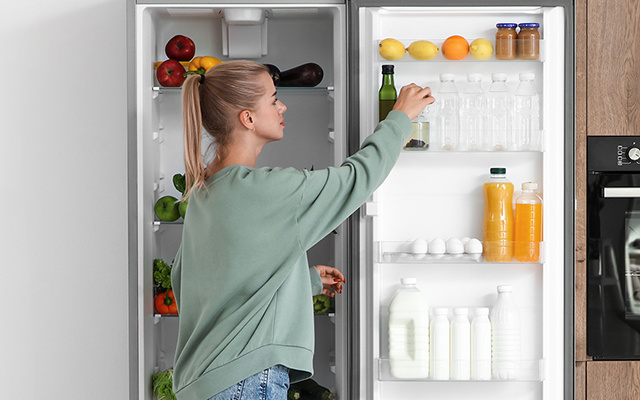Coloquei esse acessório de escritório na porta da geladeira e foi o truque de organização mais inteligente que já testei