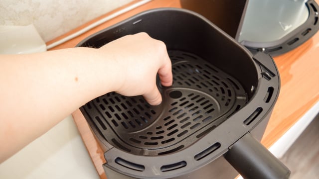 No TudoGostoso testamos esse truque de cozinha para limpar airfryer e o resultado surpreendeu: sem esforço e sem produtos caros