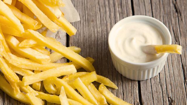 Essa é a melhor receita de maionese defumada que já provei: eu como com hambúrguer, friturinhas, batata e até salada, é perfeito!