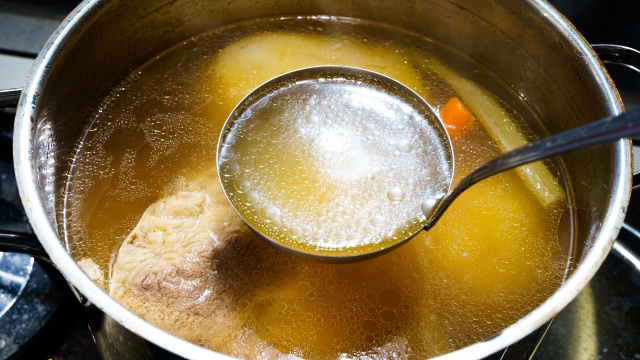 Essas partes do frango são as que mais acumulam parasitas: em nenhuma circunstância adicione ao caldo