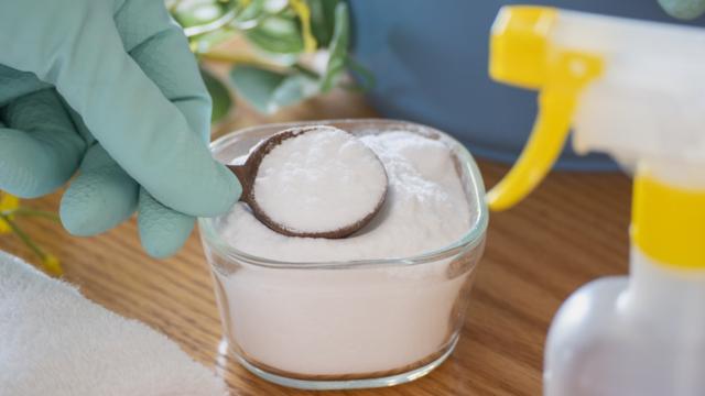 Como fazer bicarbonato de sódio caseiro usando apenas 2 ingredientes perfeito para usar na limpeza de casa