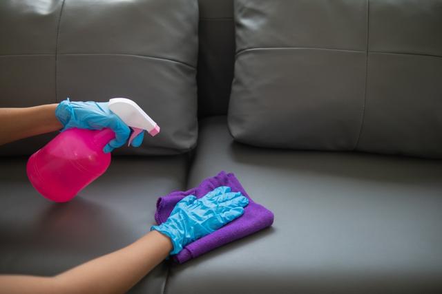 Adeus, sofá manchado! Aprenda os segredos para manter seu estofado limpo, bonito e protegido