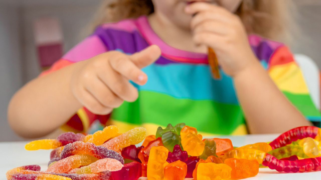 De balas de goma a cachorros-quentes: os tipos de alimentos que os nutricionistas recomendam eliminar de casa