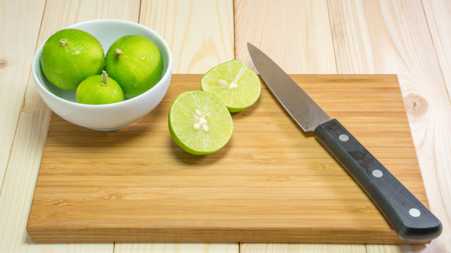Utilizei a casca do limão para resolver esse problema na minha casa e virou o meu truque favorito
