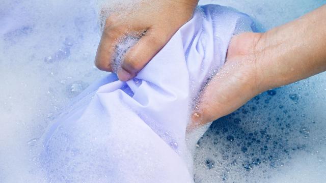 Adeus, roupas amareladas: truque das avós prova que você só só precisa de um produto para ter roupas brancas como neve