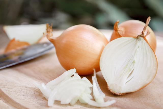 Você não sabe o que a cebola é capaz de fazer! Pare agora mesmo de guardá-la com outros vegetais!
