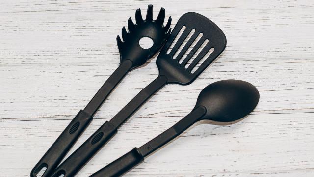 Pânico sobre itens de cozinha de plástico preto pode ter sido causado por um simples erro matemático; eles ainda fazem mal à saúde?