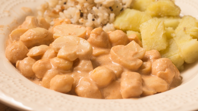 Não se limite às saladas: esse strogonoff de grão-de-bico é a receita vegetariana fácil e rápida que você vai amar
