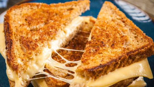 Nem pão francês, nem pão de queijo: o pão que eu mais gosto de comer no café da manhã é feito no micro-ondas em poucos minutos!