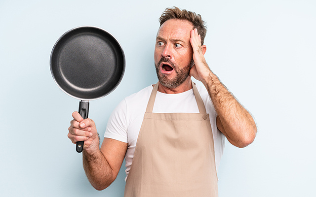 É para isso que serve o furo no cabo da frigideira: não é apenas para pendurar!