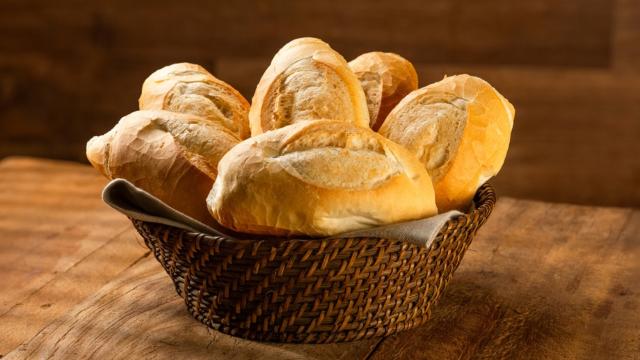 Nem no saco de papel, nem no saco plástico: esse é o jeito certo para armazenar o pão francês