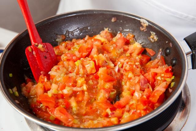 Influente chef espanhol revela grande erro que cometemos ao cozinhar esse molho: "Um sofrito não é uma cebola e dois tomates. É 100 gramas de cebola e 80 gramas de tomate"