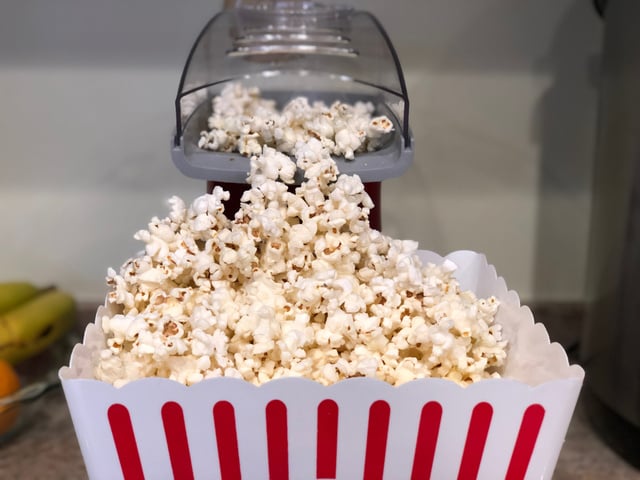 Pipoqueira elétrica que faz pipoca sem óleo entra em oferta na Amazon por menos de R$ 100