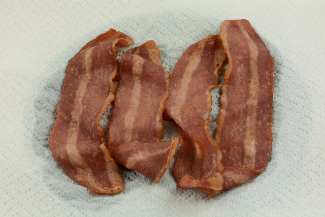 Nem na air fryer, nem na frigideira: bacon crocante e sequinho se faz com papel toalha no micro-ondas