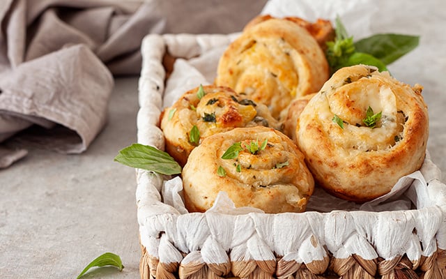 Rolinhos de queijo e alho feitos na air fryer: um lanche delicioso com queijo