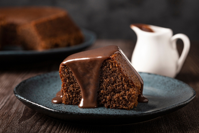 Nem balança, nem forma: esse bolo de chocolate express que aprendi num programa de TV é surpreendentemente gostoso, fácil de fazer e rápido, assa em 10 minutos!