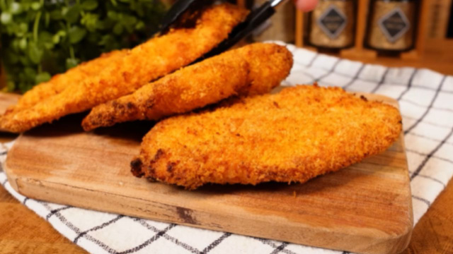 Desde que aprendi a fazer esse frango empanado sem fritura não faço de outro jeito: crocante, sequinho e fácil