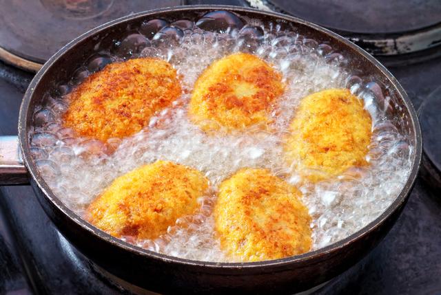 Veja os truques para fazer fritura com segurança (Créditos: Shutterstock)
