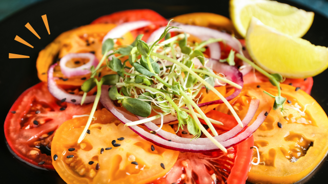A salada de tomate de 5 minutos que não consigo parar de fazer tem apenas 3 ingredientes e é muito saborosa