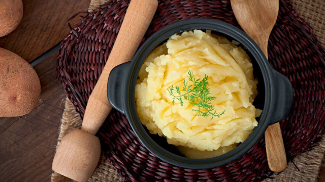 Pare de ferver batatas na água: veja como deixar seu purê de batatas muito mais saboroso