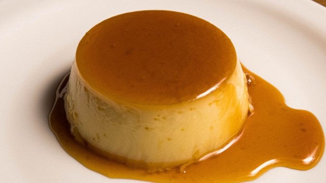 Pudim de caneca feito em banho-maria na boca do fogão é o jeito mais prático e econômico de preparar o quitute amado