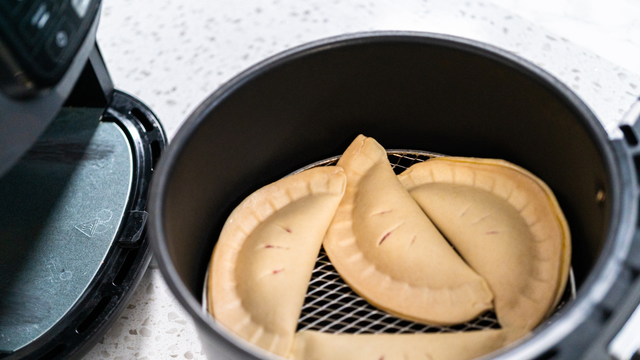 Salgado de padaria só que saudável: receita de pastel crocante na airfryer é simples e com poucos ingredientes