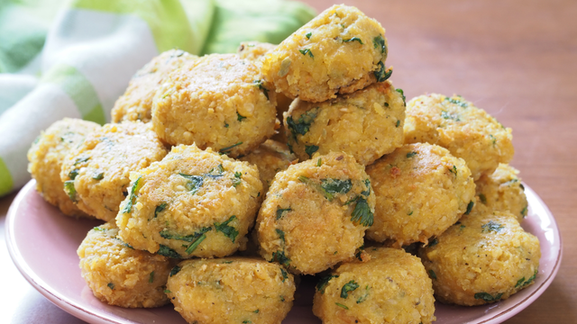 Já que o jogo é no meio da semana, melhor não exagerar: o bolinho de arroz verde do TudoGostoso é a escolha perfeita
