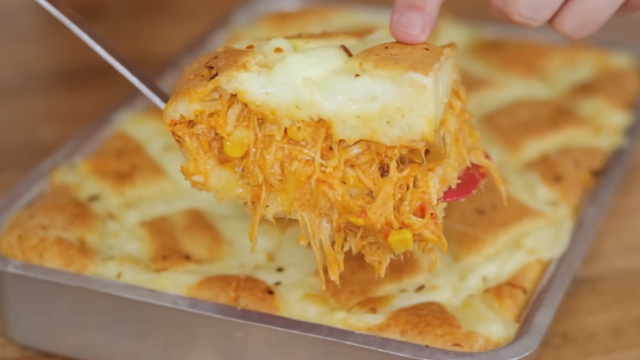 Aprenda a fazer uma torta cremosa de frango com catupiry: a massa é feita no liquidificador e rende muito