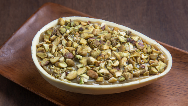 Ovo de colher com recheio de pistache. (créditos: Shutterstock)