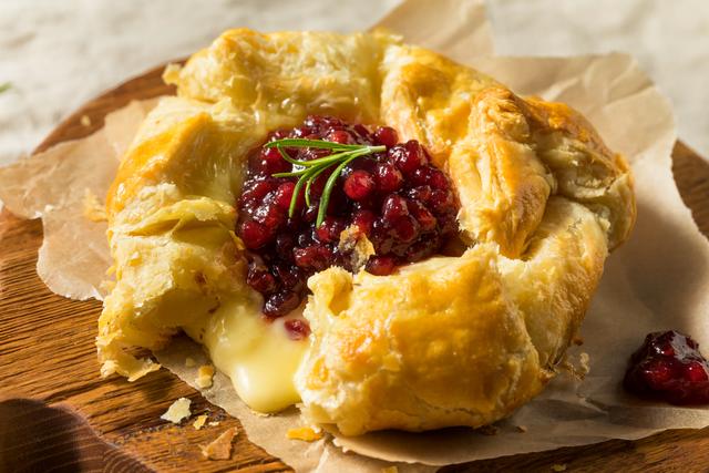 Queijo brie na massa folhada é a receita perfeita para ostentar na ceia de Natal e deixar a família de queixo caído