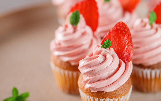 Essa ganache de morango linda e sofisticada deixou minhas sobremesas com cara de confeitaria de rico!