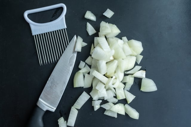 Pouca gente sabe por que a cebola fica amarga depois de cortada, mas o TudoGostoso explica como evitar e salvar suas receitas