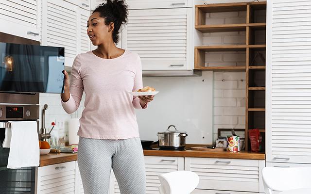 Por que o micro-ondas estala enquanto esquenta comida? Explicação é muito mais simples do que você imagina