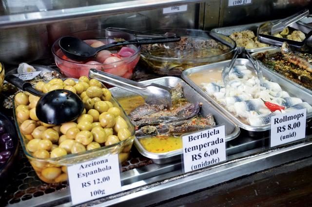 A Adega Pérola deixa amostra em uma vitrine as porções disponíveis no cardápio (Créditos: Alexandre Macieira/Riotur)