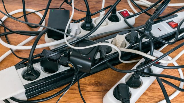 Especialistas alertam erro de quem conecta muitos aparelhos na mesma tomada usando extensão ou adaptador