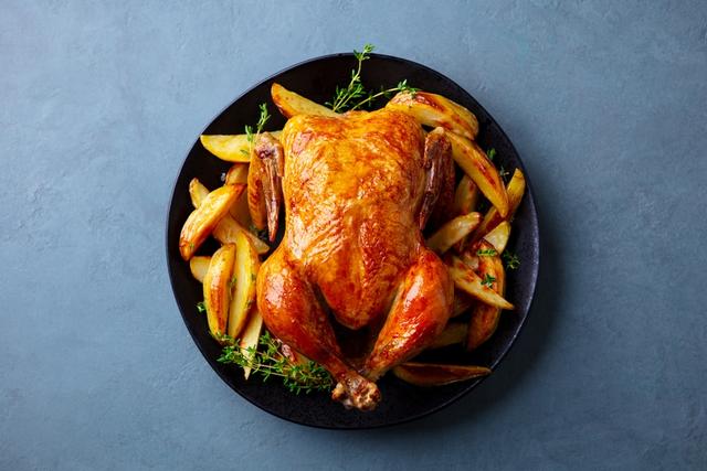 O que servir em um Natal econômico: essa receita de frango assado é a solução dos seus problemas