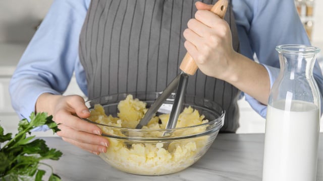 Evite amassar ou trabalhar as batatas em excesso para garantir uma textura leve ao purê (Créditos: Shutterstock)