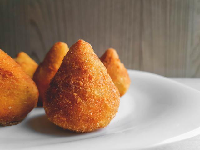 Coxinha de frango é um dos salgadinhos mais populares nas festas brasileiras. (créditos: Shutterstock) 