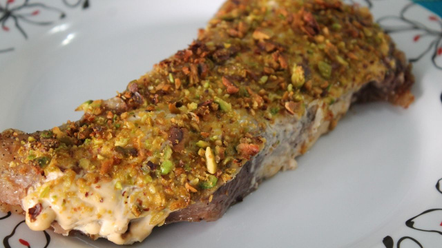 Corte de filé mignon com crosta de pistache temperada e assada com creme de leite (Créditos: TudoGostoso)