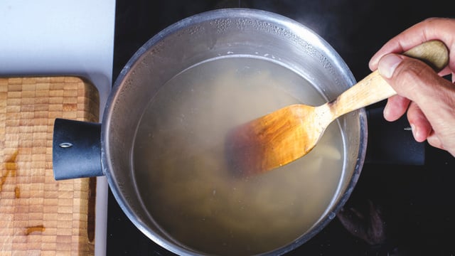 Polêmica na cozinha: pode ou não limpar a colher de pau com água fervente? Descubra a forma certa de higienizar o utensílio
