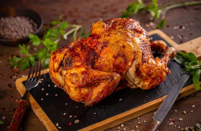 Adeus ao forno: a receita simples de frango assado suculento na panela que você vai querer fazer toda semana