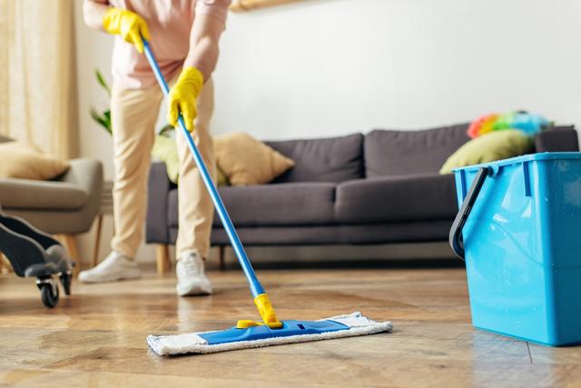 Nem desinfetante, nem água sanitária: o produto que você deve passar no piso para ficar limpo por mais tempo