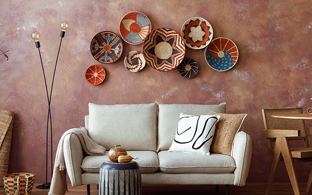 O truque que aprendi com a minha mãe para pendurar pratos como se fossem quadros: "Não descola por nada!"