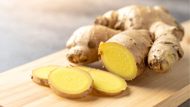 Gengibre pode ser consumido fresco ou em pó (Créditos: Shutterstock)