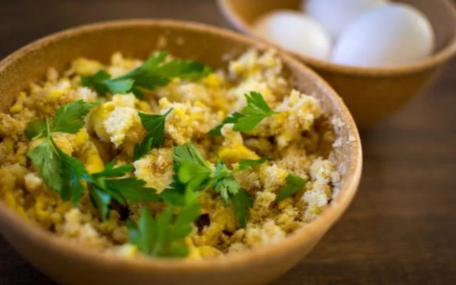 A farofa de ovo é uma receita clássica brasileira perfeita para a ocasião (Créditos: TudoGostoso)
