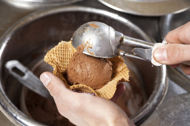 A colher de sorvete é mil e uma utilidades na cozinha: descubra como usá-la no dia a dia!