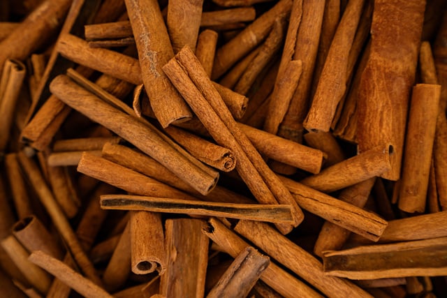 Carregar um pau de canela embrulhado em papel alumínio: para que serve e por que alguns o recomendam