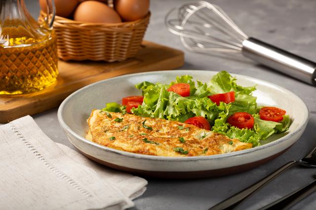 Um clássico da preguiça, a omelete é muito fácil de fazer e agrada a todos os paladares (Créditos: Shutterstock)