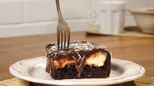 Esse bolo que parece de confeiteira já sai do forno recheado e é uma delícia