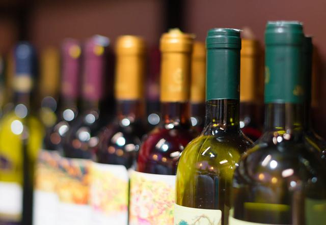 Conhecer os melhores produtores de vinho do mercado ajuda a fazer boas escolhas (Créditos: Shutterstock)